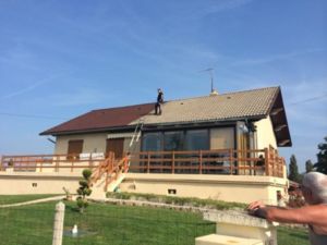 Nettoyage et démoussage et tuiles de la toiture d’une maison de campagne, France Rénovation Toiture